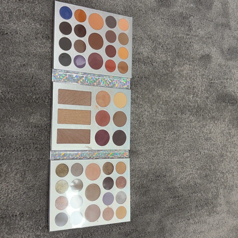 Crystal Clear Eyeshadow Palette with Rich Browns and Shimmering Silvers